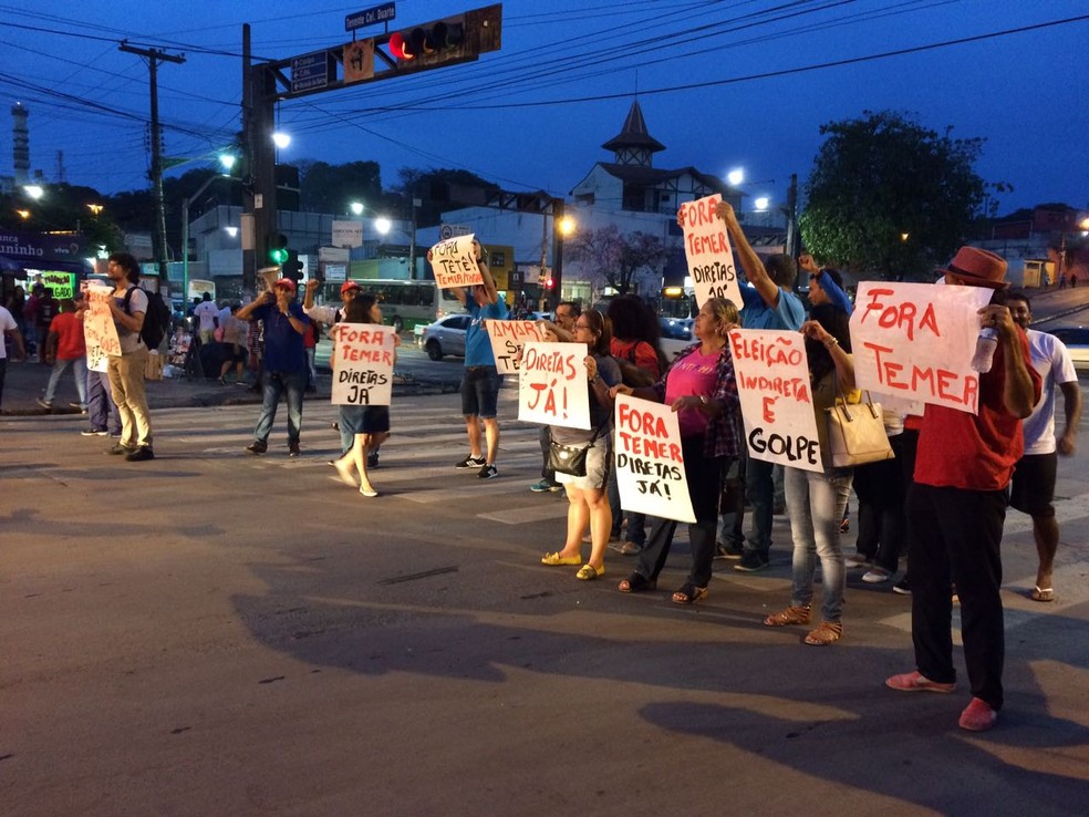 Manifestantes se concentraram na PraÃ§a Ipiranga, em CuiabÃ¡, nesta segunda-feira (22) (Foto: AndrÃ© Souza/G1)
