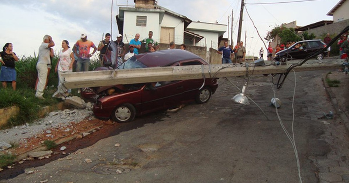 G1 Motorista Bate Carro Em Poste E Moradores Ficam Sem Energia Em Mg