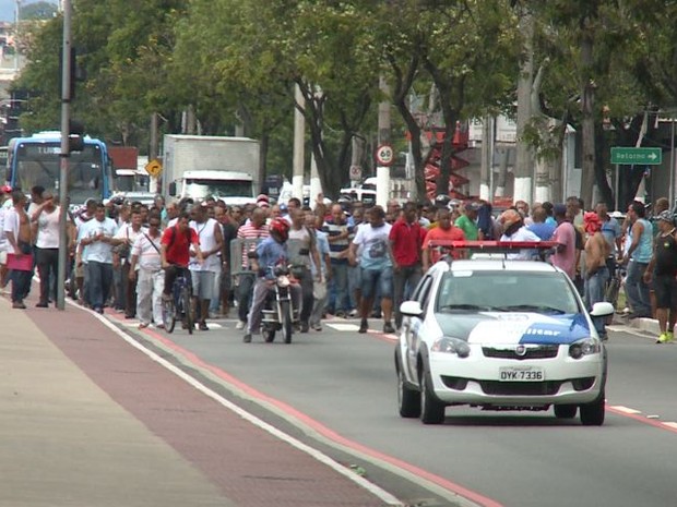 Polícia acompanha a manifestação, no Espírito Santo (Foto: Reprodução/TV Gazeta)