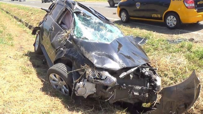 Mulher capotou carro na Rodovia SP-304 em Piracicaba (Foto: Edijan Del Santo/EPTV)
