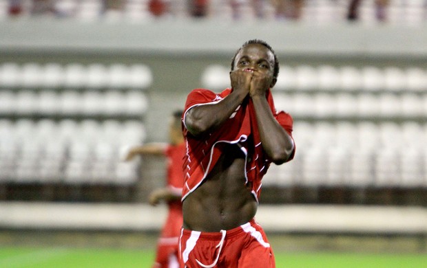 Marco Antônio entrou durante o segundo tempo e marcou o gol da vitória aos 47 (Foto: Ailton Cruz / Gazeta de Alagoas)