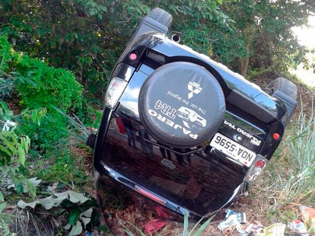 Carro foi encontrado no distrito de Pium, em Parnamirim (Foto: Mailza Alcantara)
