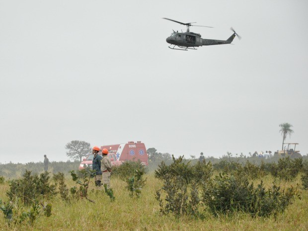 Helicóptero que resgatou piloto da FAB após queda de caça em Campo Grande MS (Foto: Wendy Tonhati/G1 MS)