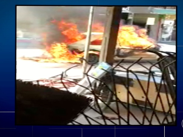 Uma pessoa que ateou fogo no carro em meio a confusão, em Araruama, foi detida (Foto: Reprodução/Inter TV)