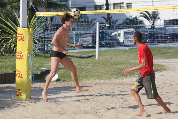 José Loreto joga futevôlei na praia da Barra (Foto: Marcos Ferreira / Foto Rio News)
