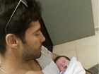 Beto Malfacini posta foto com o filho recém-nascido durante ida ao médico