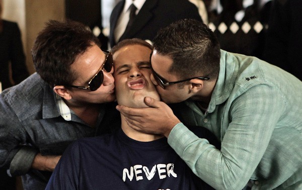 Pedro ganha beijo do pai e do primo ao deixar o hospital nesta segunda (9). (Foto: Caio Kenji/G1)