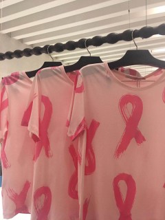 As camisetas “Coven Outubro Rosa”, da Coven, com a parte da venda  revertida para o Hospital Mario Penna 