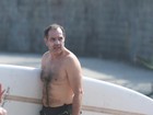Humberto Martins aparece com barriga saliente em dia de surfe no Rio