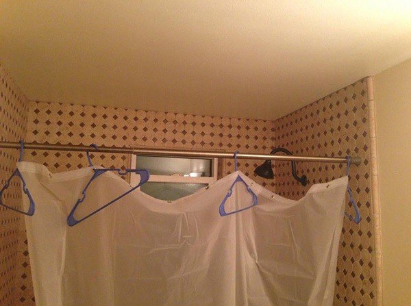 A cortina deu pau? Lembre-se: cabide não serve só para pendurar roupa...