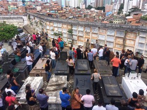 Enterro de Leonardo Moura, em Salvador (Foto: Henrique Mendes/G1)