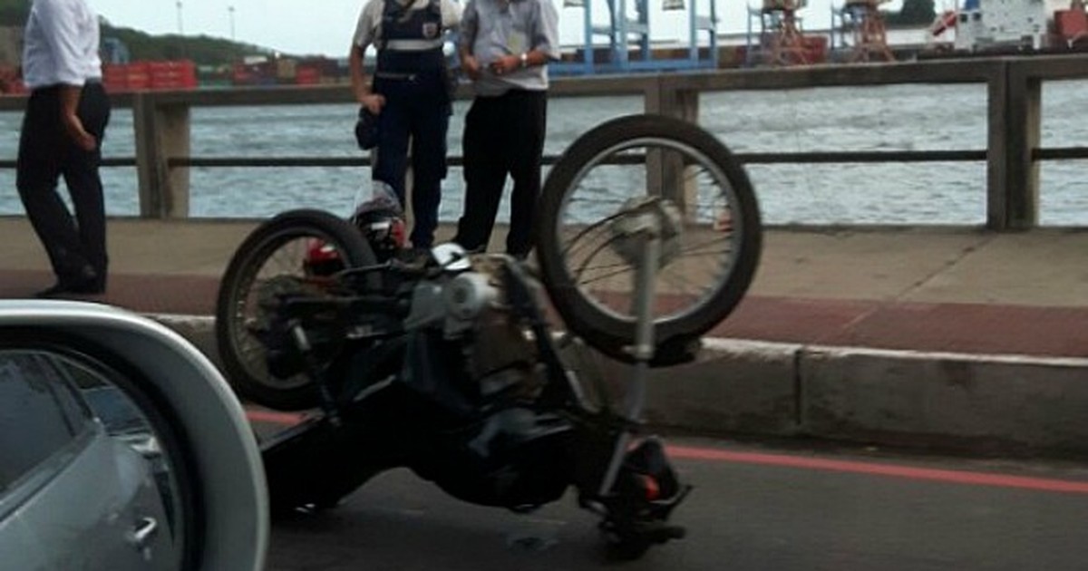 G1 Motociclista se fere em acidente na avenida Beira Mar em Vitória