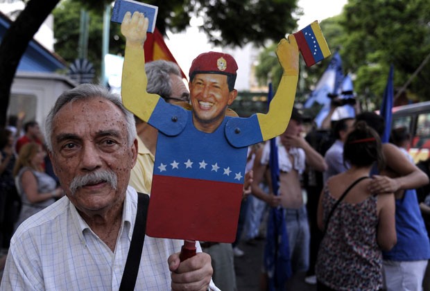 Manifestação de apoio a Chávez foi feita nesta terça-feira (8) em Buenos Aires (Foto: AFP)