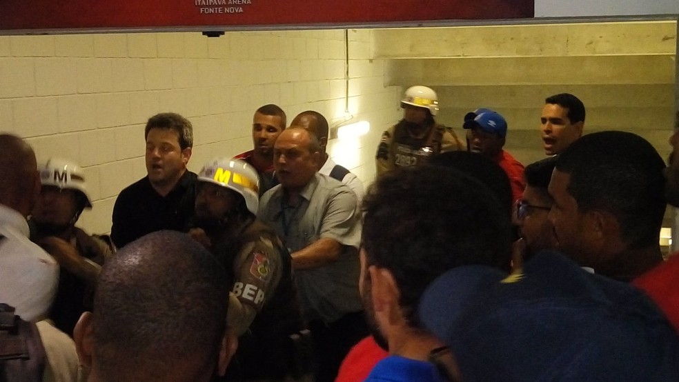 Confusão toma conta do túnel para o vestiário após clássico Ba-Vi (Foto: Ruan Melo)