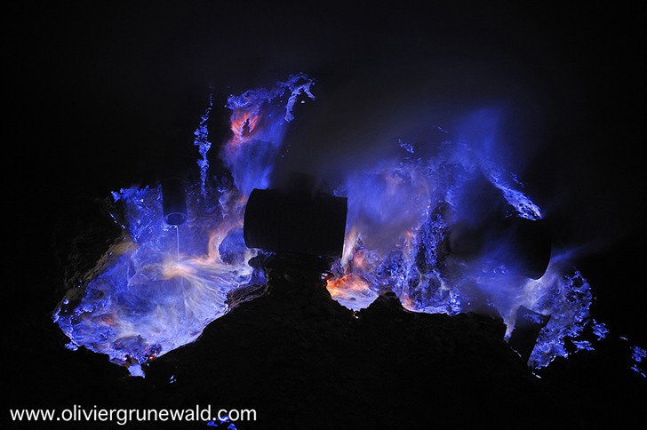 O fenômeno acontece por causa do enxofre presente na cratera de Kawah Ijen (Foto: Reprodução / oliviergrunewald.com)