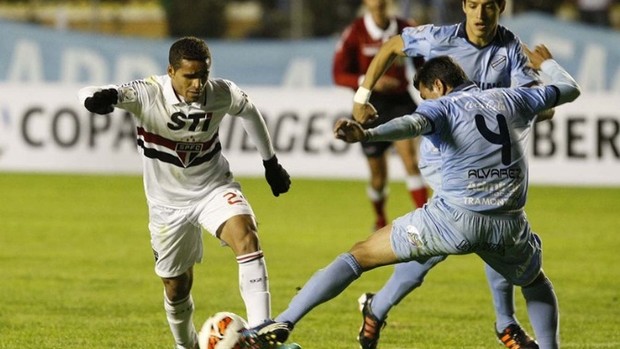 Douglas, no duelo com o Bolívar (Foto: Rubens Chiri/sapaulofc.net)