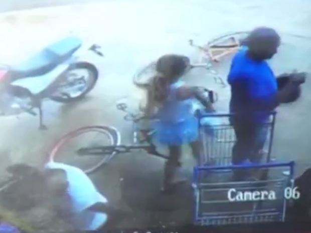 Câmera filmou momento em que menina saiu de mercado antes de desaparecer (Foto: Reprodução/TV Anhanguera)