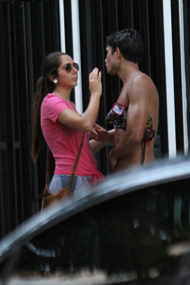 Carolina Portaluppi e o namorado em Ipanema (Foto: Rodrigo dos Anjos / AgNews)
