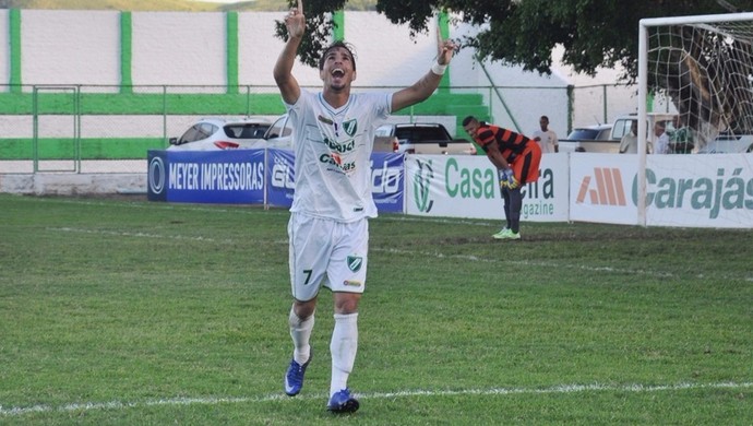 Katê comemora gol marcado em cima do Coruripe (Foto: Jailson Colácio / Assessoria Murici)