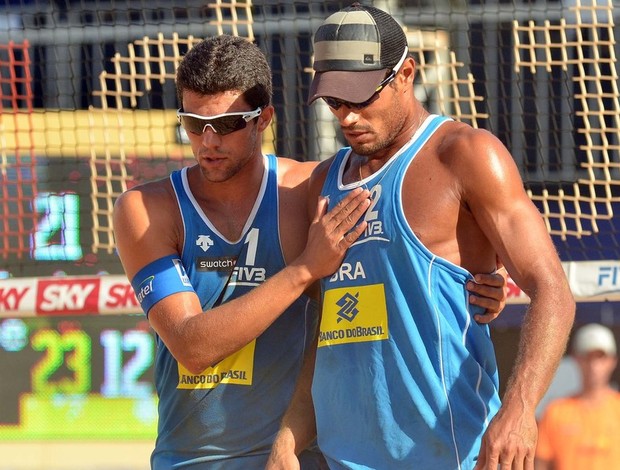 Vitor Felipe e Moisés vôlei de praia (Foto: Divulgação)