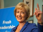 Theresa May dá ministério à ex-concorrente Andrea Leadsom