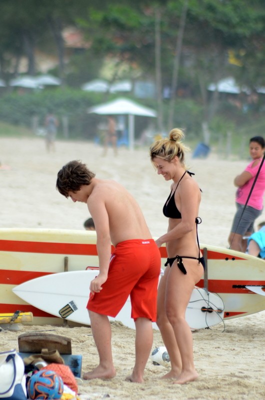 Carolina Dieckmann vai  praia em Bzios, RJ (Foto: MARCELO DUTRA/PHOTO RIO NEWS)