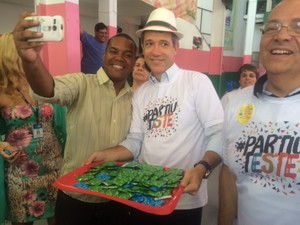 Ministro da Saúde tira selfie com camisa da campanha (Foto: Janaína Carvalho / G1)