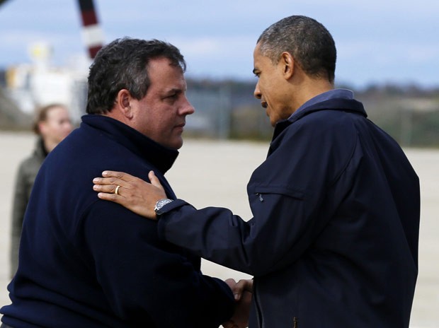 O governador de Nova Jersey, Chris Christie, recebe o presidente Barack Obama nesta quarta-feira (31) em Atlantic City (Foto: AP)