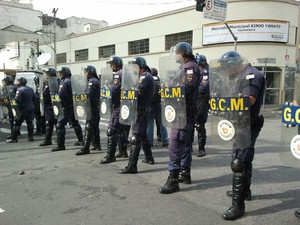 Guardas-civis posicionados na região da Rua 25 de Março (Foto: Glauco Araújo/G1)
