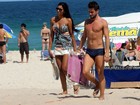 Ex-BBBs Rafael e Talita curtem praia e posam para fotos com fãs no Rio
