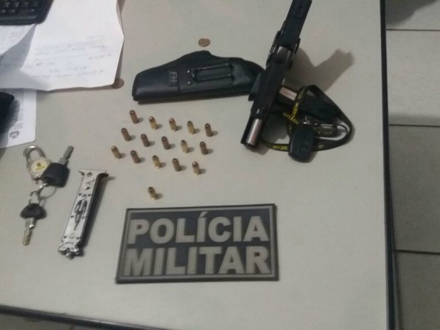 Arma e munies foram apreendidas com suspeito pela polcia (Foto: Divulgao/Polcia Militar)