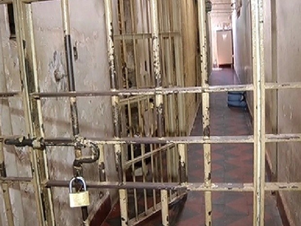 Partes elétrica e hidraúlica da cadeia também têm problemas (Foto: Reprodução / TV Tem)