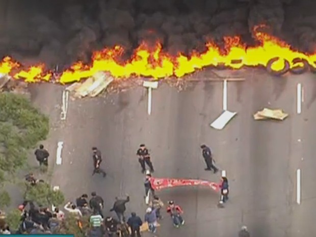 Protesto na Zona Norte (Foto: Reprodução/TV Globo)