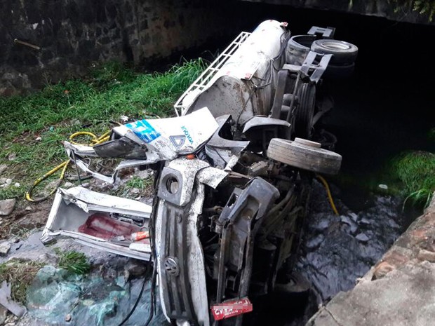 Caminhão cai em vala e uma pessoa morre em Salvador (Foto: Vanderson Nascimento / TV Bahia)