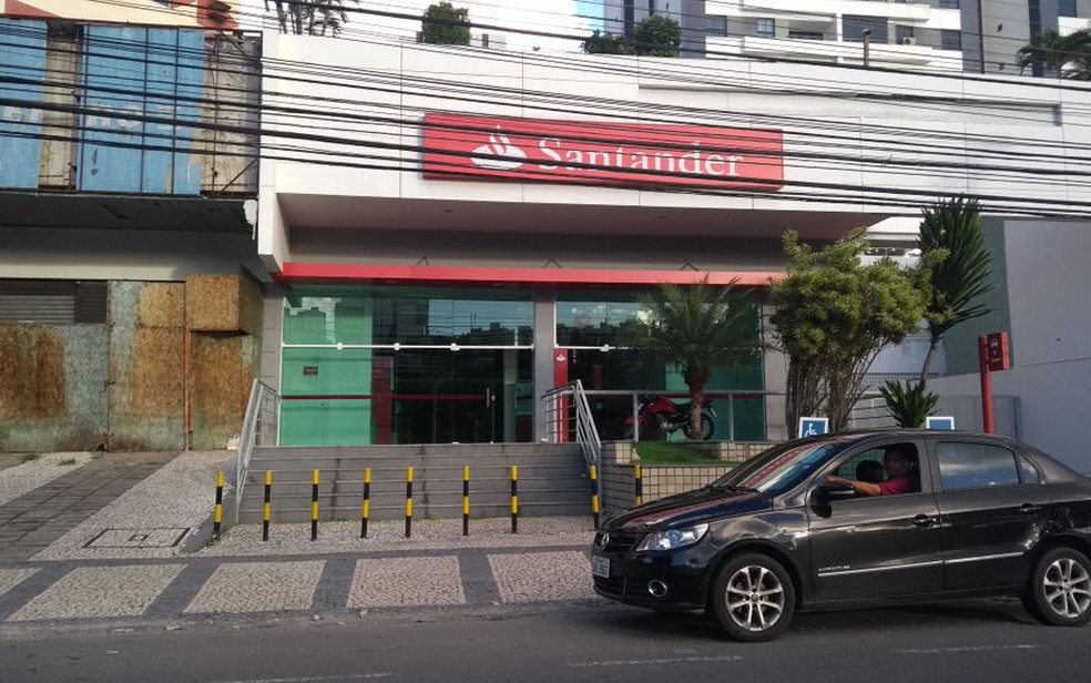 Agência do Santander foi arrombada por criminosos nesta quarta-feira (21) (Foto: Adriana Oliveira/ TV Bahia)
