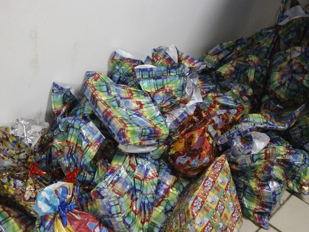 Foram comprados 340 presentes com o dinheiro arrecadado com a venda do lanche na escola (Foto: Samantha Araújo/G1)