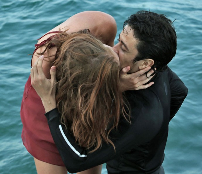 O casal se beija para selar o pedido (Foto: Gabriel Nascimento/Gshow)
