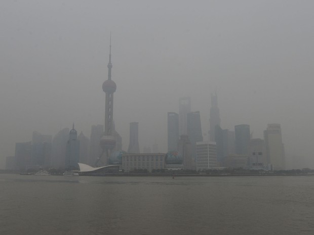 Foto mostra poluição encobrindo a cidade de Xangai. (Foto: Mark Ralston/AFP)