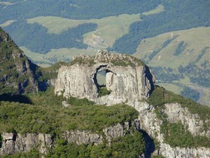 Pedra Furada é um dos pontos mais conhecidos do Parque Nacional de São Joaquim (Foto: Divulgação/Graxaim Turismo de Aventura) Pedra Furada é um dos pontos mais conhecidos do Parque Nacional de São Joaquim (Foto: Divulgação/Graxaim Turismo de Aventura)