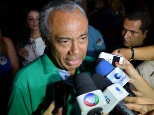 João Alves Filho fala com a imprensa após a vitória (Foto: Flávio Antunes/G1 SE)