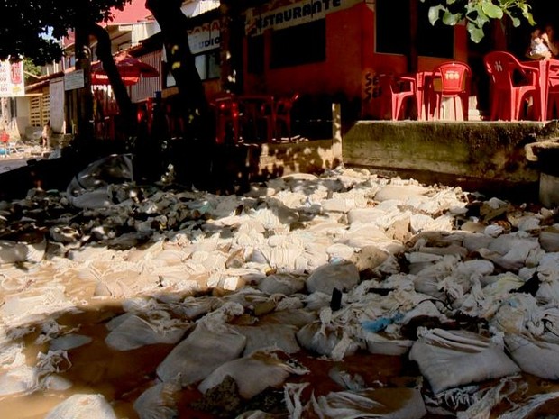 Moradores colocaram sacos de areia para tentar conter a erosão, no Espírito Santo (Foto: Reprodução/ TV Gazeta)