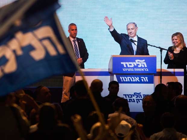 O primeiro-ministro israelense, Benjamin Netanyahu cumprimenta aliados na sede eleitoral do partido em Tel Aviv.  (Foto: Dan Balilty / AP Photo)