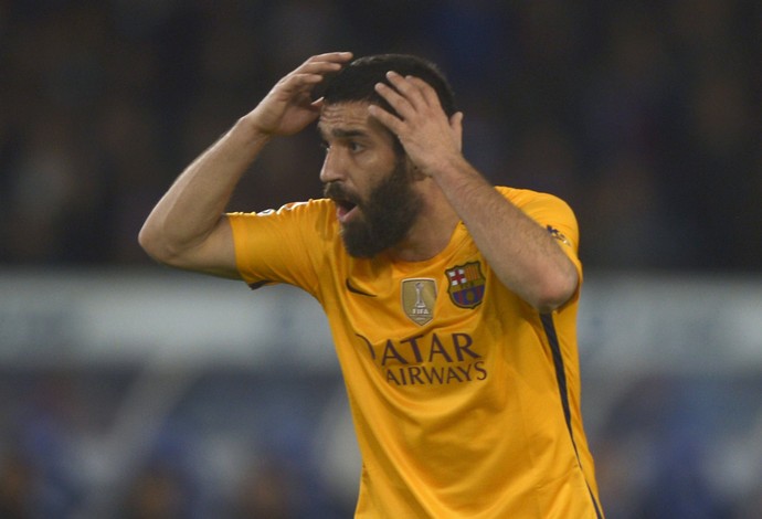 Turan reage durante Real Sociedad x Barça (Foto: REUTERS/Vincent West) Turan reage durante Real Sociedad x Barça (Foto: REUTERS/Vincent West)