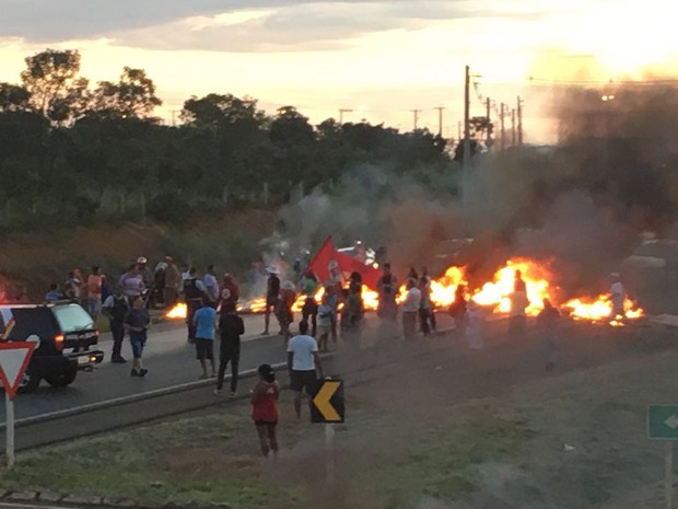 Manifestantes queimam pneus na rodovia BR-060 (Foto: Polícia Militar/Divulgação)