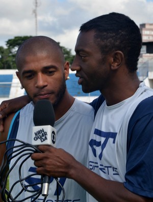 O volante Jonílson, do São José, brinca com o meia-atacante Leandrinho durante o treino (Foto: Danilo Sardinha/Globoesporte.com)