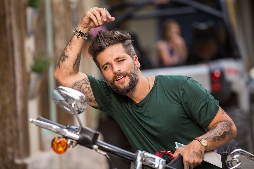 Bruno dá aquela ajeitada no cabelo antes de entrar em cena, todo cuidadoso com o visual (Foto: Inácio Moraes / Gshow)