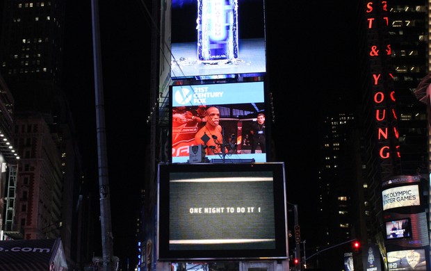 Alan Nuguette no telão da Times Square em Nova York (Foto: Adriano Albuquerque)