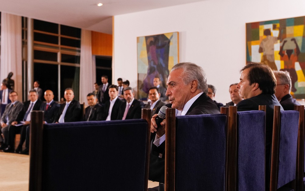 O presidente Michel Temer (centro), ao discursar em reunião com líderes da base sobre a reforma da Previdência (Foto: Beto Barata/PR)