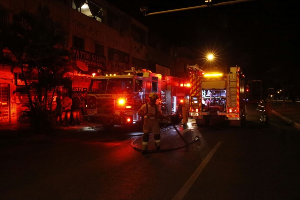 Bombeiros se preparam para apagar incêndio na Asa Sul (Foto: Corpo de Bombeiros/Divulgação)