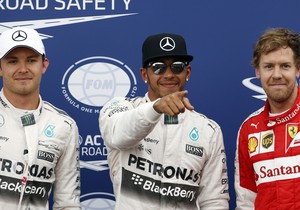 Lewis Hamilton, entre Nico Rosberg e Sebastian Vettel: os três primeiros do grid em Mônaco (Foto: AFP)